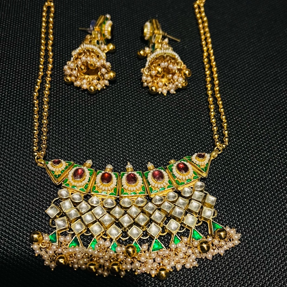 Necklace set with earrings